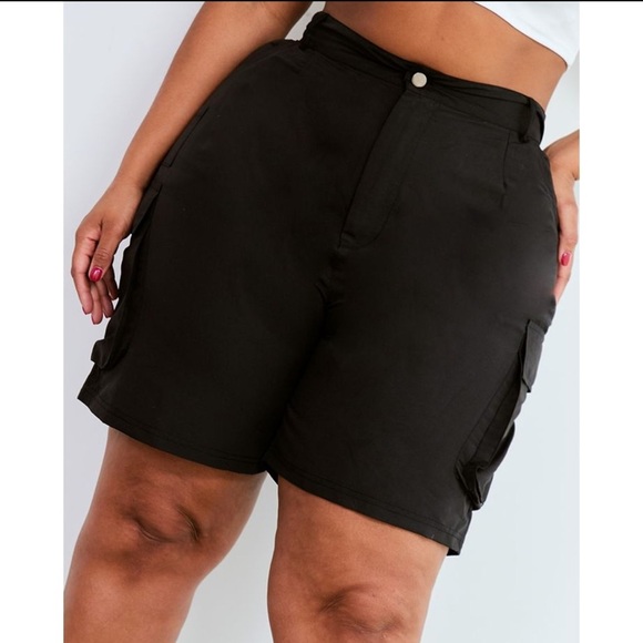 Pretty Little Thing Plus Black Pocket Front Cargo Shorts in size 30 - Picture 2 of 6
